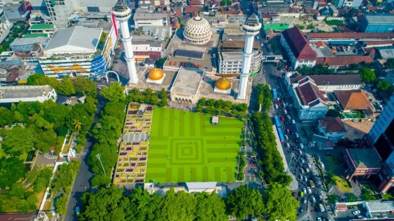 Alun-Alun Kota Bandung: Eksplorasi Wisata Urban yang Mengagumkan