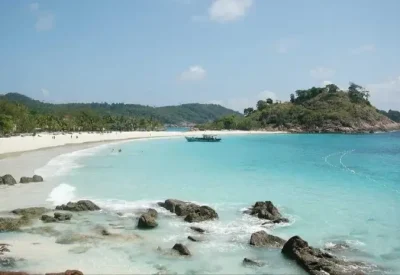 Pantai di Singkawang yang Menyajikan Keindahan Bahari dengan Pemandangan Laut yang Menawan